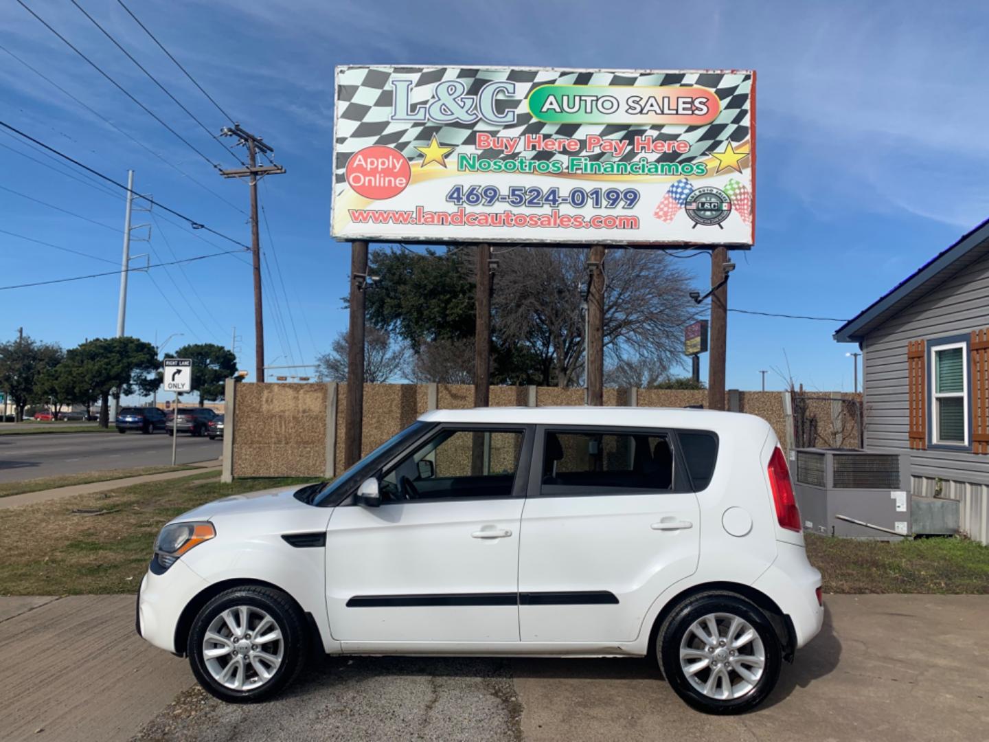 2013 White /Black Kia Soul ! (KNDJT2A62D7) with an 2.0L L4 DOHC 16V engine, AUTOMATIC transmission, located at 1830 North Belt Line Road, Irving, TX, 75061, (469) 524-0199, 32.834373, -96.993584 - Photo#0